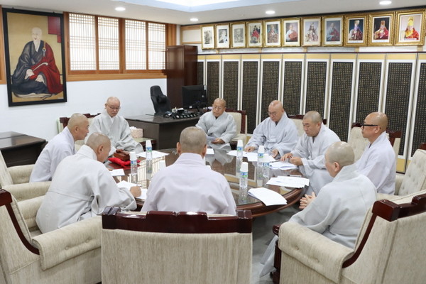 총무원은 지난 7월 3일 종무회의에서 대전교구를 사고교구로 지정하고 중앙선관위에 의뢰해 종무원장 선거를 실시, 조속한 시일내 정상화를 도모할 방침이다. 사진은 총무원장 상진 스님이 주재하고 있는 이날 종무회의 광경이다.