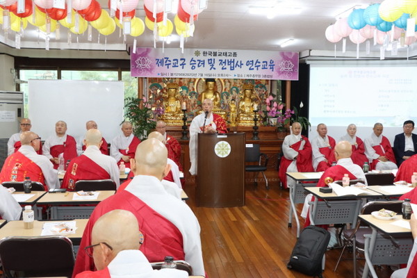 제주교구 종무원장 휴완 스님이 인사말을 하고 있다.
