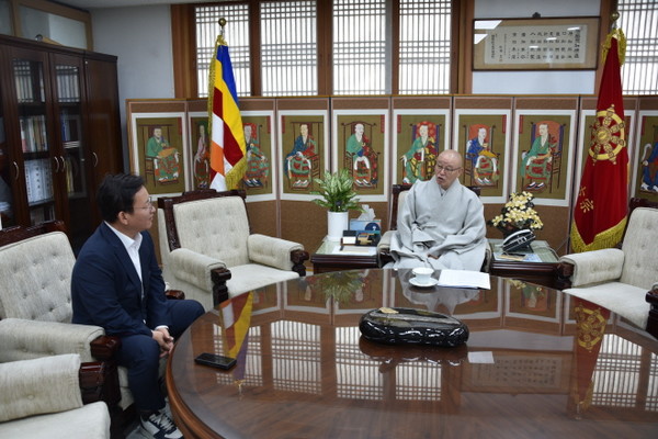 총무원장 상진 스님이 김형동 의원과 환담하고 있다.