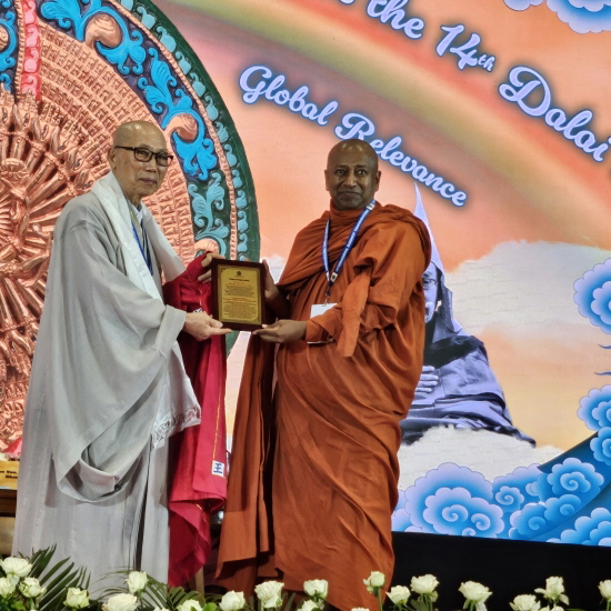 법헌 스님이 인도 문화부에서 수여하는 감사패를 받고 있다.