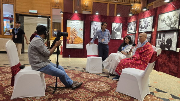 재홍 스님이 인도 현지 언론매체와 인터뷰를 갖고 있다.