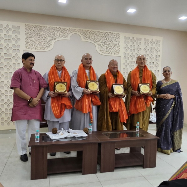 주최측 인사들과 자리를 함께 하고 있는 재홍 스님과 법헌 스님.