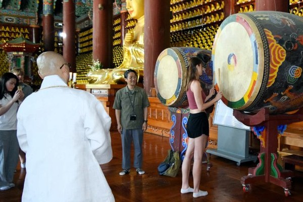 학생들이 법고를 두드리며 사물에 대한 이해와 체험을 하고 있다.