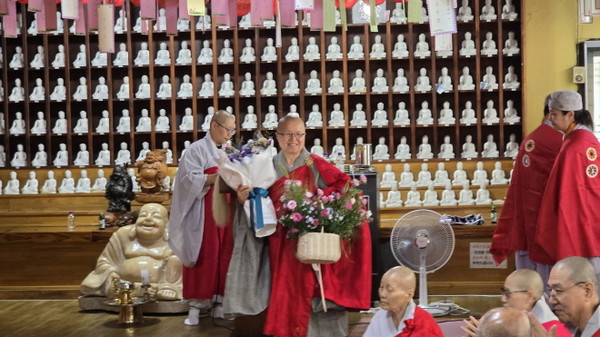 경기동부교구 종무원장에 재선된 현중 스님이 축하화환을 받으며 기뻐하고 있다.