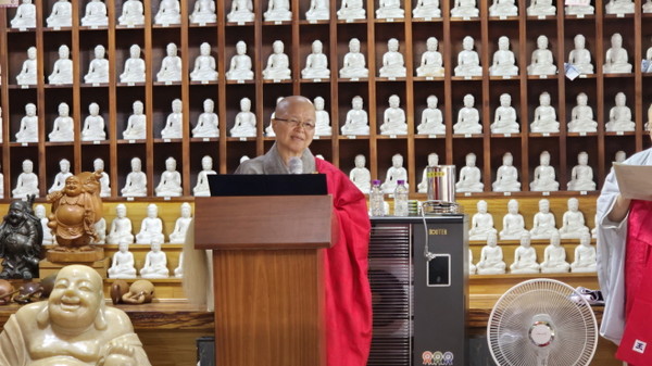 현중 스님이 만장일치로 재선을 결정한 종도들에게 당선 소감을 밝히고 있다.