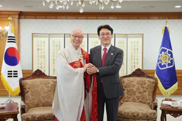 총무원장 상진 스님과 김민석 국무총리가 정부서울청사 국무총리 접견실에서 8월 6일 회동에 앞서 악수를 나누고 있다.