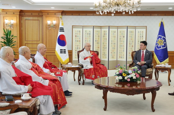 국무총리 접견실에서 회담하고 있는 총무원장 상진 스님과 종단 지도부.