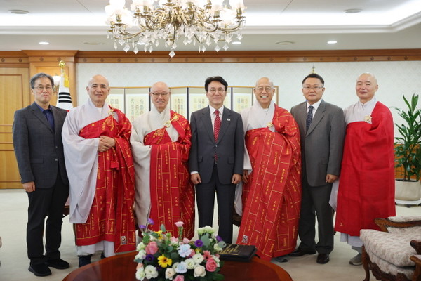 회동을 마친 후 참석자들이 전체 기념촬영을 하고 있다.