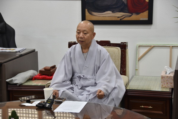 한국불교태고종 불교문예원장 지허 스님이 8월 19일 총무원 회의실에서 기자간담회를 갖고 있다.