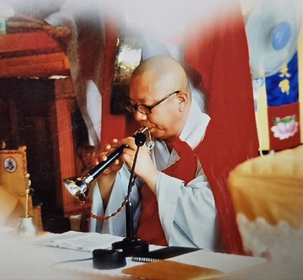 태평소를 연주하고 있는 지허 스님[자료사진].