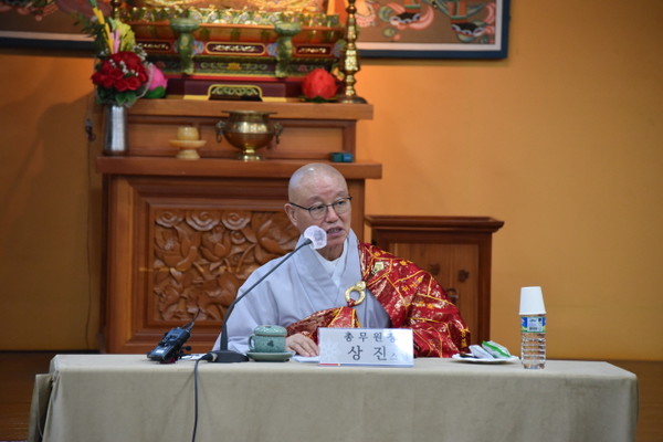 총무원장 상진 스님이 8월 26일 전승관 1층 대회의실에서 열린 전국시도교구 종무원장 회의에서 인사말을 통해 종단 하반기 주요행사에 적극적인 관심과 참여를 독려하고 있다.