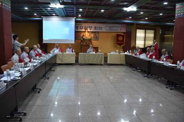 총무원장 상진 스님의 주재로 종단 하반기 주요행사 일정에 대한 설명이 진행되고 있다.