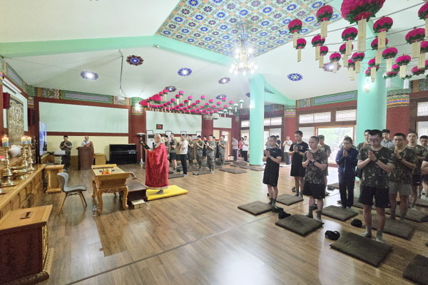 총무원장 상진 스님이 8사단 장병들과 함께 한 법회에서 의식에 동참하고 있다.