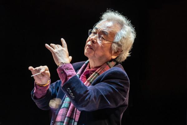 연주하고 있는 박범훈 원장. 푸살천도는 망자의 극락왕생을 기원하는 불교의 천도의식을 음악적으로 형상화한 곡이다.