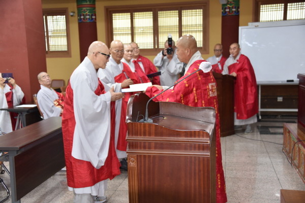 중앙승가강원 총동문회장 성관 스님이 장학금을 수여하고 있다.
