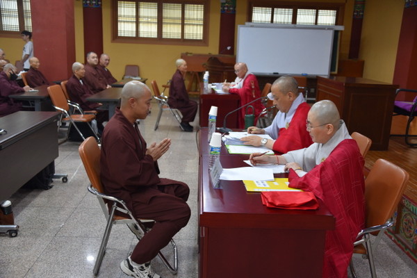 총무원 재경부장 효능 스님과 비구니부장 현담 스님이 행자 면접을 실시하고 있다.