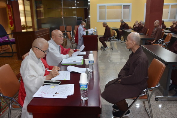 총무원 규정부장 진화 스님과 전국비구니회 회장 현중 스님이 면접을 실시하고 있다.