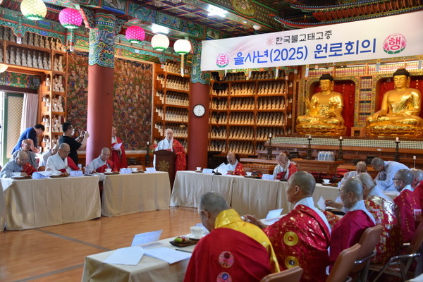 중앙종회의장 시각 스님이 직접 총무원장 연임제 종헌개정안 보고의 건에 대해 설명하고 있다.