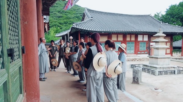 선암사 템플스테이 참가자들이 대웅전 앞에서 지도 스님에게 선암사의 역사에 대한 설명을 듣고 있다.