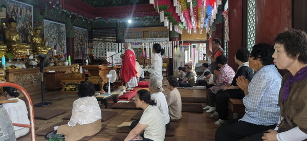 금곡사 법당에서 임진왜란 당시 김억추 장군을 비롯한 승병들의 합동 천도재가 봉행되고 있다.