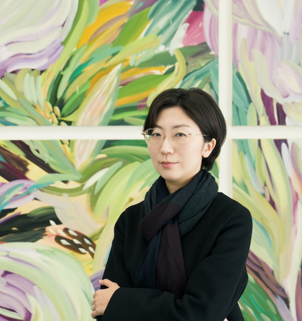 자신의 작품 앞에 선 정윤영 작가.