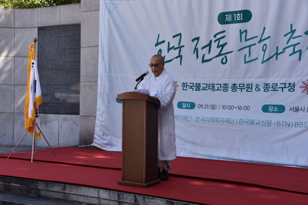 총무원 재경부장 효능 스님이 이헌승 국회정각회장의 축사를 대독하고 있다.