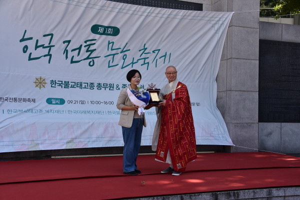 총무원장 상진 스님이 정문헌 종로구청장 감사패를 정미선 문화환경국장에게 전달하고 있다.