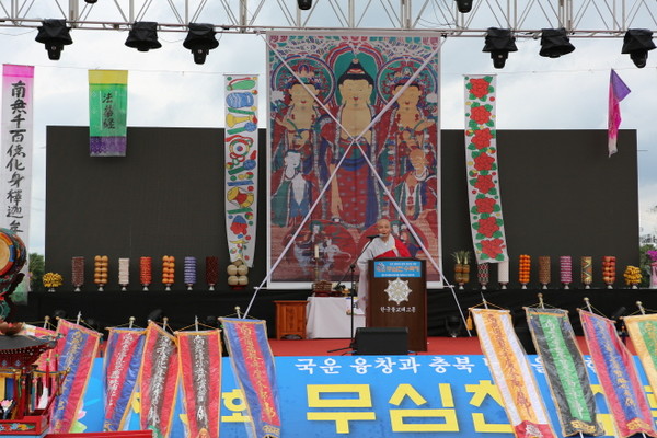 제3회 무심천 수륙재에서 충북교구 종무원장 도성 스님이 인사말을 하고 있다.