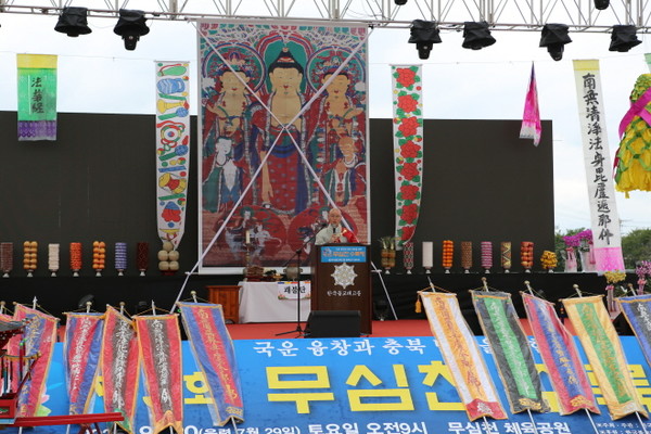 총무원장 상진 스님이 무심천 수륙재에 참석 법문을 하고 있다.