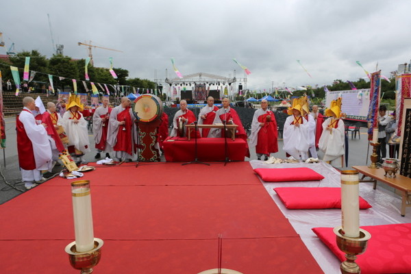 무심천 수륙재 어산단이 의식을 진행하고 있다.