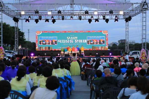 무심천 직지유등문화제에서 어린이 합창단이 축가를 부르고 있다.