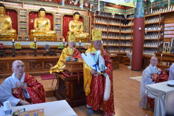 대종사 법계를 품서받은 구산 스님이 운경 종정 예하를 배경으로 기념사진을 찍고 있다.