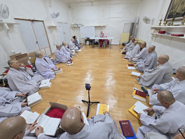 태고총림 선암사에서 실시된 제6회 선지도자 양성 교육에서 운경 종정 예하가 직접 참석해 강의를 하고 있다.