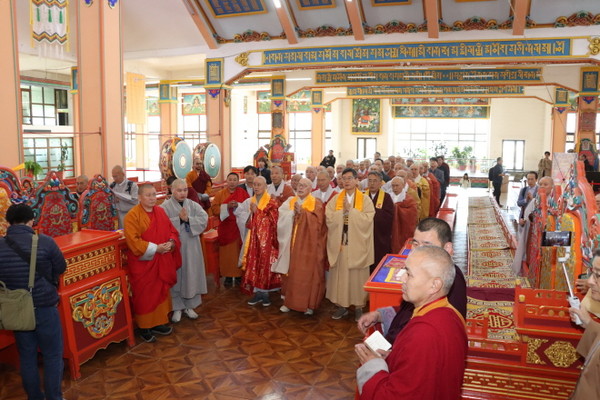 한국불교대표단이 몽골 간단사를 방문하고 있다.