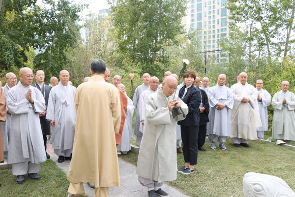 한국불교태고종 총무원장 상진 스님이 이태준기념관에서 추모의 예를 올리고 있다.