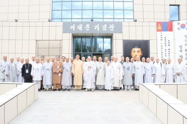 이태준기념관 앞에서 기념촬영을 하고 있는 한국불교대표단.