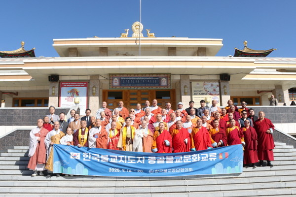 한국불교문화교류 대표단이 전체 기념촬영을 하고 있다.