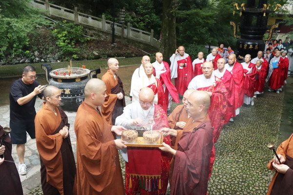 총무원장 상진 스님이 성지순례차 방문한 사찰에서 현지 스님들의 영접을 받고 있다.