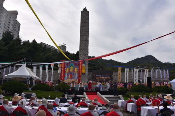 서울 서대문 독립공원 순국선열추념탑 앞 특설무대에서 제5회 한민족영산문화제가 열리고 있는 가운데 전국비구니회 주관 천수바라가 펼쳐지고 있다.