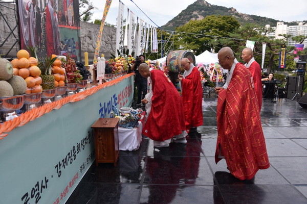 영산문화제 법요식에서 운경 종정 예하를 비롯한 포교원장 능해 스님, 총무원 행정부원장 도성 스님 등 지도부가 헌향 헌화에 나서고 있다.