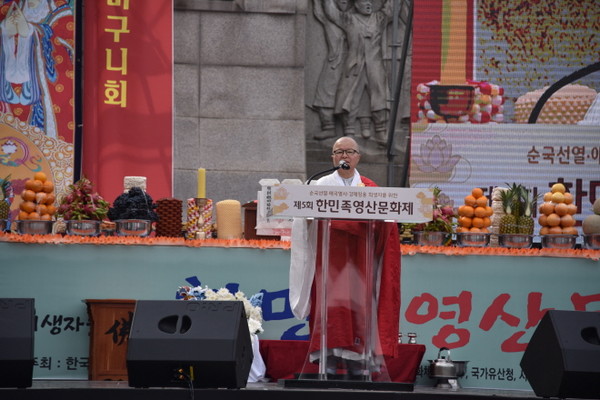 전국비구니회 회장 현중 스님이 개회사를 하고 있다.