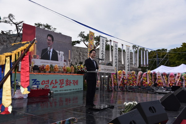 추모사를 하고 있는 봉원사 주지 현성 스님, 백련사 주지 동허 스님, 김동아 국회의원.(사진 위로부터)