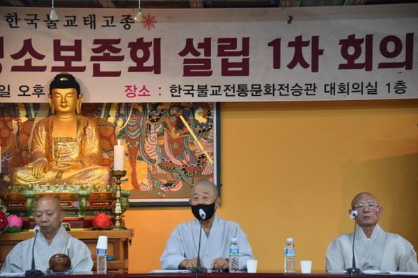 영산재 보유자 일운 스님이 격려사를 하고 있다. 사진 왼쪽부터 지허 스님, 일운 스님, 원허 스님.