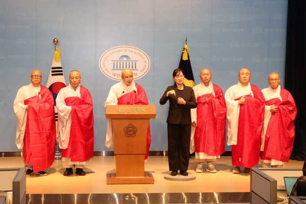 총무원 각 부장단이 배석한 가운데 성명서가 발표되고 있다.