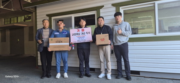 창원 관음사 신도회와 박옥윤 교정위원이 창원 교도소 관계자에게 수용자를 위한 위문품을 전달하고 있다. 사진제공=창원 교도소.