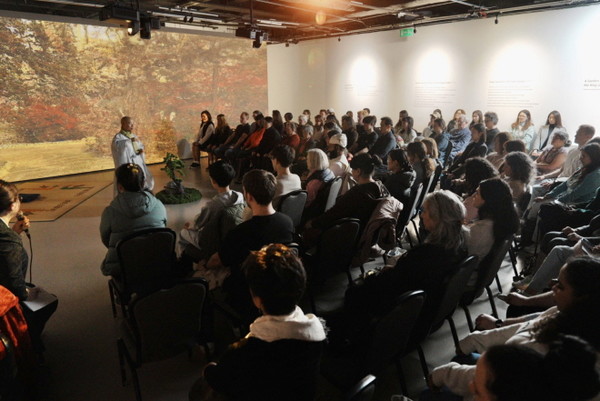 영국 런던에서 사찰음식 명상을 진행하고 있는 정관 스님.