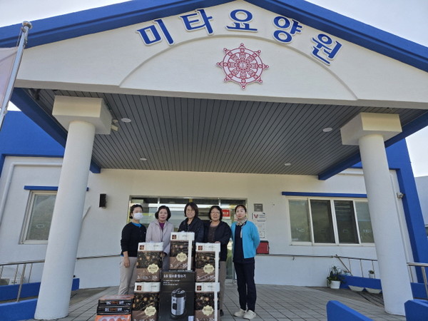 미타요양원에 청소기 및 생필품 등을 전달하고 있는 광명사합창단 관계자들.