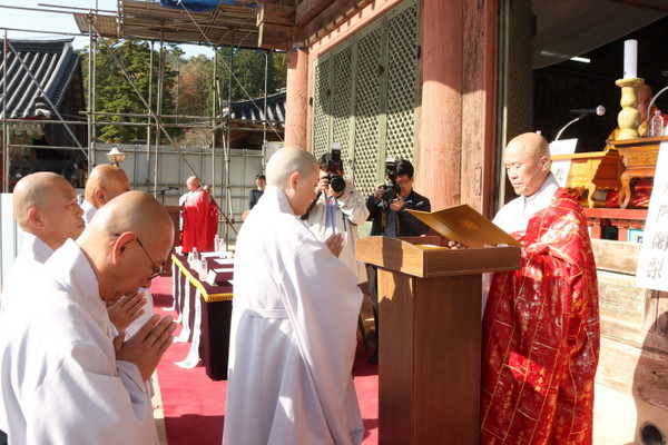 최우수상 수상과 함께(사진 위) 모범상 등을 정수원장 승범 스님이 수여하고 있다.