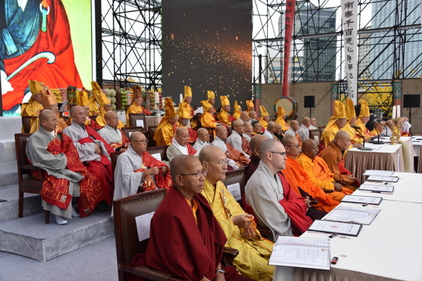 운경 종정 예하와 총무원장 상진 스님을 비롯한 종단 지도부와 3사 국내외 7증사가 단상에 자리하고 있다.