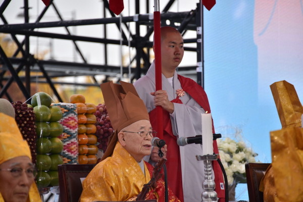 운경 종정 예하가 법문을 하고 있다.
